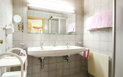 Apart Maashof i 1.1: Mirror, Tap, Sink, Bathroom Sink, Plumbing Fixture, Property, Bathroom, Building, Architecture, Interior Design
