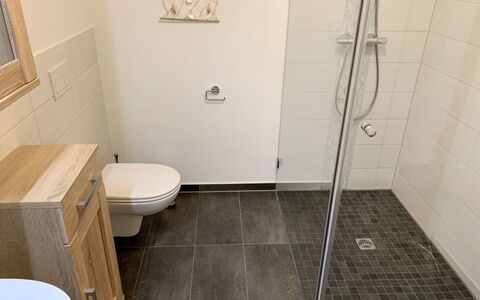 Spiekeroog: Property, Plumbing Fixture, Sink, Shower Head, Shower, Bathroom, Bathroom Sink, Building, Toilet Seat, Interior Design