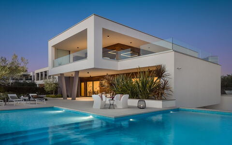 Old Olive i: Water, Plant, Property, Building, Sky, Window, Blue, Swimming Pool, Azure, Tree