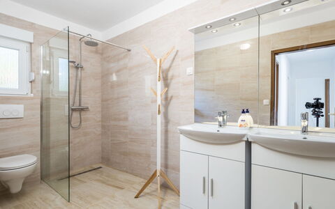 Villa Mira: Plumbing Fixture, Mirror, Property, Tap, Sink, Shower Head, Bathroom, Bathroom Cabinet, Shower