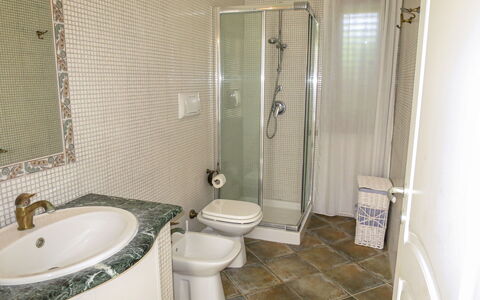 Rei Sole (Rei308): Plumbing Fixture, Tap, Property, Sink, Bathroom, Building, Bathroom Sink, Toilet Seat, Purple