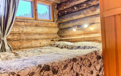 Salmikankaan Kelo D2: Wood, Bedroom, Bedding, Bed Sheet, Linens, Wood Stain, Bed, Hardwood, Ceiling, Log Cabin