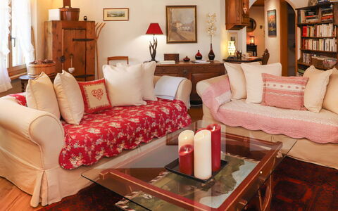 Saanen 100: Table, Picture Frame, Furniture, Property, Couch, Comfort, Lighting, Lamp, Decoration, Interior Design