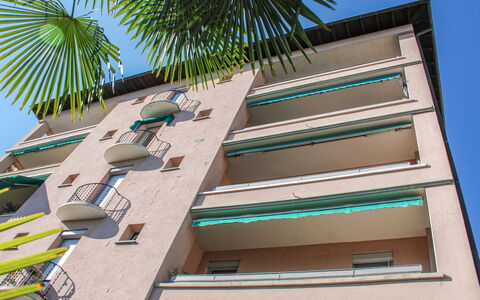 Appartamento 2- Giardino: Sky, Building, Property, Blue, Green, Azure, Arecales, Urban Design, Woody Plant, Condominium