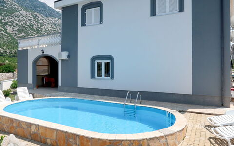 Golic: Water, Property, Building, Window, Plant, Azure, Swimming Pool, Sky, Architecture, Cloud