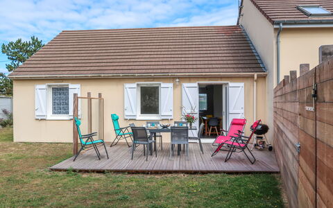 Valentina: Sky, Building, Cloud, Property, Chair, Window, Plant, House, Wood, Land Lot