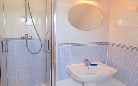 Lana: Plumbing Fixture, Mirror, Tap, Sink, Property, Bathroom Sink, Bathroom, Shower Head, Shower