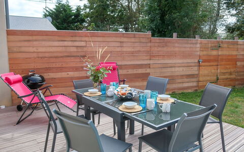 Lana: Table, Plant, Furniture, Property, Flowerpot, Chair, Outdoor Table, Tree, Wood, Outdoor Furniture