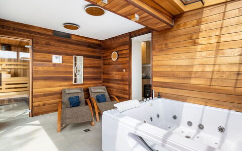 Jeschkenpanorama: Window, Building, Property, Furniture, Bathtub, Wood, Architecture, Interior Design, Lighting