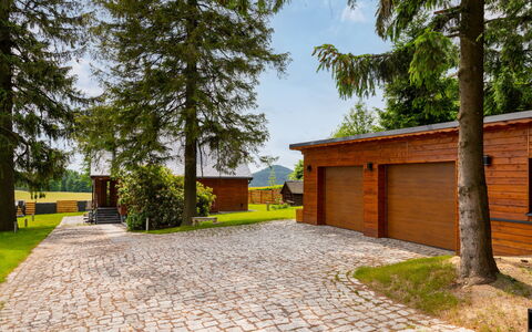 Jeschkenpanorama: Plant, Sky, Property, Building, Road Surface, Shade, Tree, Land Lot, Asphalt, Cottage