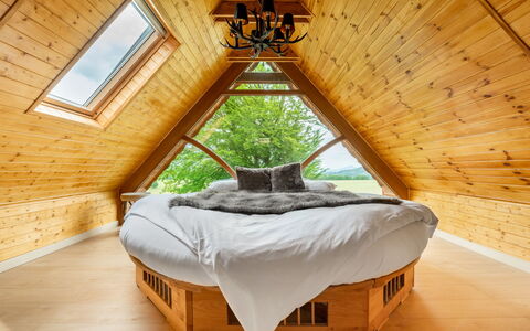Jeschkenpanorama: Building, Light, Window, Wood, Interior Design, House, Comfort, Wall, Houseplant, Hardwood