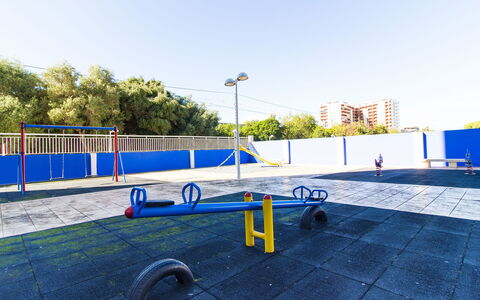 Oropesa del Mar 115: Sky, Building, Blue, Asphalt, Road Surface, Automotive Tire, Tree, Road, City