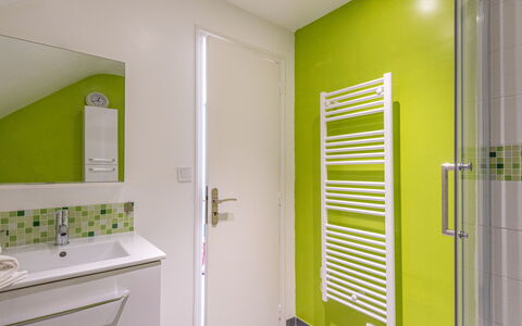 Les Palmiers: Mirror, Property, Building, Sink, Green, Bathroom Cabinet, Bathroom, Door, Plumbing Fixture