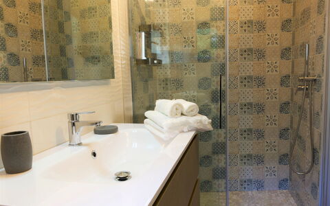 Canton Balin: Mirror, Tap, Plumbing Fixture, Sink, Bathroom Sink, Property, Bathroom, Interior Design, Bathroom Cabinet, Floor
