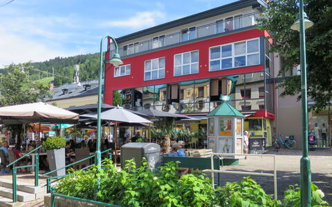 Schladming 29: Plant, Sky, Building, Cloud, Window, Tree, Urban Design, Leisure, Real Estate, City