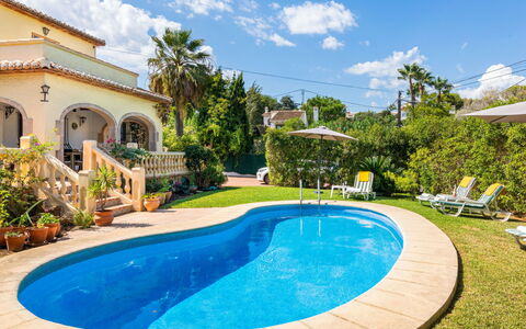 Villa Ciclamen: Cloud, Plant, Water, Sky, Property, Swimming Pool, Building, Azure, Nature, Tree