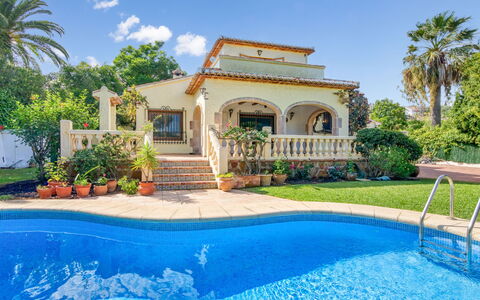 Villa Ciclamen: Water, Plant, Sky, Cloud, Property, Building, Blue, Nature, Window, Azure