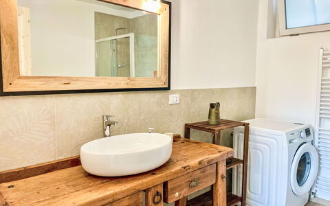 Giò: Mirror, Laundry Room, Tap, Sink, Plumbing Fixture, Bathroom Sink, Property, Furniture, Cabinetry, Bathroom Cabinet