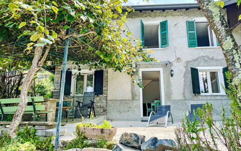 Giò: Plant, Building, Window, House, Tree, Cottage, Residential Area, Door, Shade