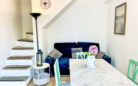 Giò: Furniture, Property, Picture Frame, Table, Couch, Azure, Building, Interior Design, Textile, Comfort