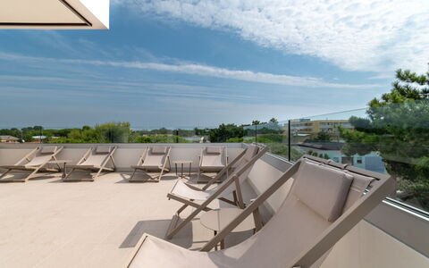 Bibione 755: Cloud, Sky, Property, Building, Wood, Shade, Urban Design, Tree, Condominium, Real Estate
