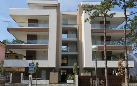 Accommodation:&nbsp;Iris Suite 755.4