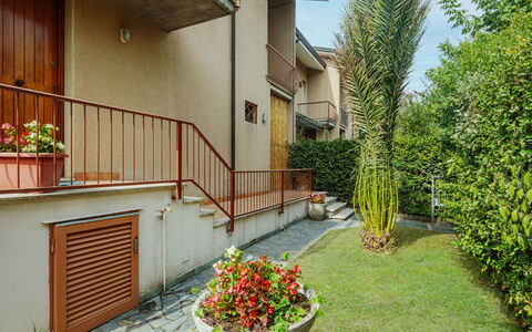 La Rocchetta: Plant, Building, Flower, Property, Flowerpot, Houseplant, Window, House, Tree, Land Lot