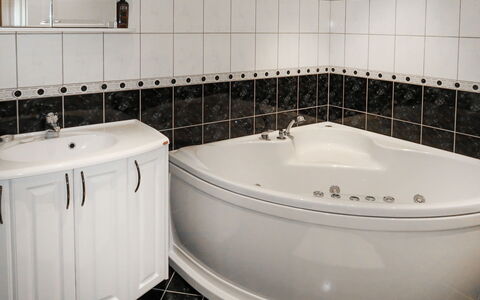 Heningen: Bathtub, Property, Plumbing Fixture, Bathroom, Tap, Interior Design, Architecture, Rectangle