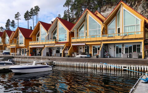 Heningen: Water, Sky, Cloud, Building, Body Of Water, Tree, Boat, Leisure, Wood, Watercraft
