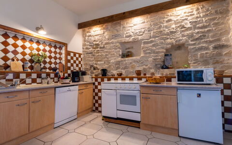 Belles Pierres: Cabinetry, Countertop, Building, Tap, Kitchen, Kitchen Stove, Wood, Kitchen Appliance, Interior Design, Kitchen Sink
