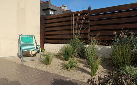Les Dunes: Plant, Property, Sky, Building, Road Surface, Fence, Wood, Architecture, Shade, Grass