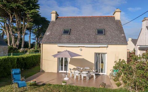 Les Dunes: Plant, Building, Sky, Cloud, Property, Window, House, Thatching, Land Lot, Chair