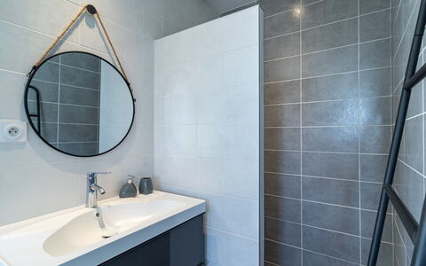 Cedelen: Mirror, Tap, Sink, Plumbing Fixture, Property, Bathroom Sink, Building, Bathroom