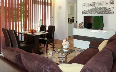 Karin: Brown, Table, Furniture, Property, Comfort, Wood, Living Room, Interior Design, Lighting, Architecture