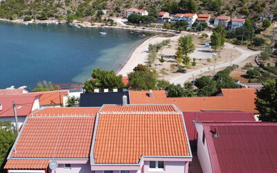 Novigrad (Zadar) 141: Water, Building, Window, Property, Tree, Wood, Urban Design, Lake, Neighbourhood, Plant