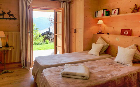 Filaos: Furniture, Property, Building, Comfort, Azure, Blue, Wood, Lighting, Interior Design, Textile
