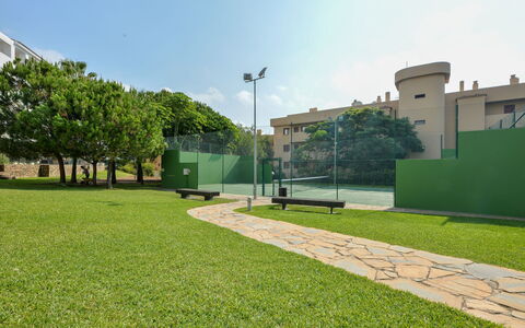Alamar: Sky, Daytime, Plant, Street Light, Cloud, Tree, Land Lot, Grass, Urban Design, Building