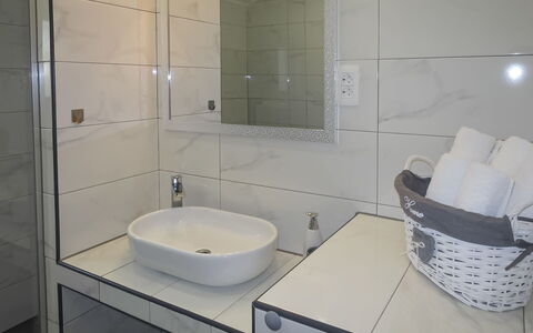 Andrijana: Mirror, Sink, Property, Bathroom Sink, Plumbing Fixture, Tap, Bathroom, Lighting, Interior Design, Rectangle