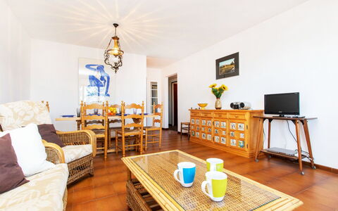 Melis 1: Table, Furniture, Property, Picture Frame, Chair, Wood, Lighting, Tableware, Interior Design, Houseplant