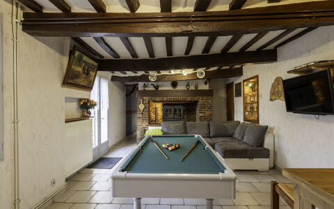 Chez Lulu: Table, Property, Window, Recreation Room, Pool, Wood, Building, Interior Design, Architecture, Couch