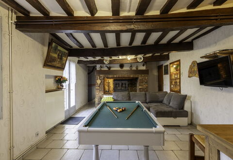 Chez Lulu: Table, Property, Window, Recreation Room, Pool, Wood, Building, Interior Design, Architecture, Couch