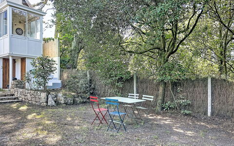 Villa Kermario: Branch, Shrub, Home, Cottage, Twig, Garden, Shade, Backyard, Landscaping, Estate