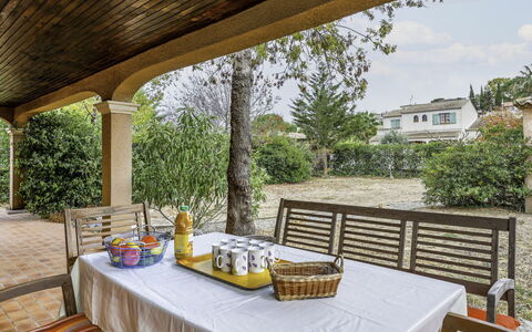 La Maison D'Antoine: Table, Furniture, Property, Building, Plant, Tableware, Interior Design, Sky, Tree, Wood