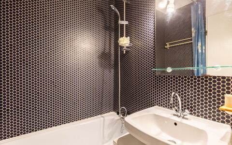 Rubis: Tap, Plumbing Fixture, Mirror, Property, Sink, Bathroom, Lighting, Wood, Interior Design