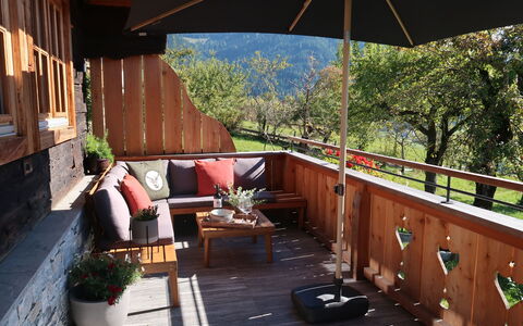 Feldkasten: Plant, Building, Flowerpot, Shade, Wood, Houseplant, Interior Design, Tree, Outdoor Furniture, Chair