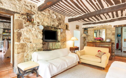 Les Ondes: Property, Furniture, Picture Frame, Comfort, Wood, Lighting, Interior Design, Architecture, Living Room, Beam