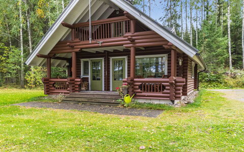 Vihreä Mökki: Bed, Furniture, Bedroom, Interior Design, Bedding, Bed Sheet, Flooring, Wood, Floor, Room