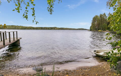 Vihreä Mökki: Bed, Furniture, Bedroom, Interior Design, Bedding, Bed Sheet, Flooring, Wood, Floor, Room