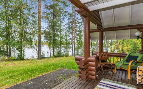 Vihreä Mökki: Bed, Furniture, Bedroom, Interior Design, Bedding, Bed Sheet, Flooring, Wood, Floor, Room