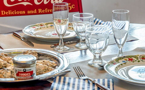 Hoche: Tableware, Food, Dishware, Drinkware, Stemware, Plate, Wine Glass, Serveware, Table, Ingredient